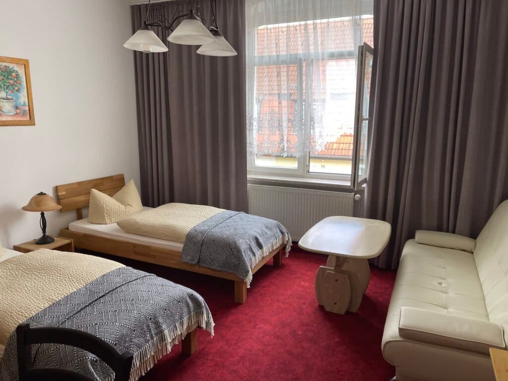 Zimmer mit zwei Einzelbetten und Schlafsofa