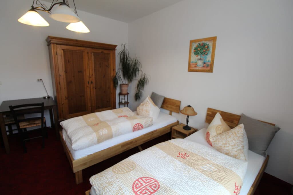 Zweibettzimmer mit kleiner Sitzecke