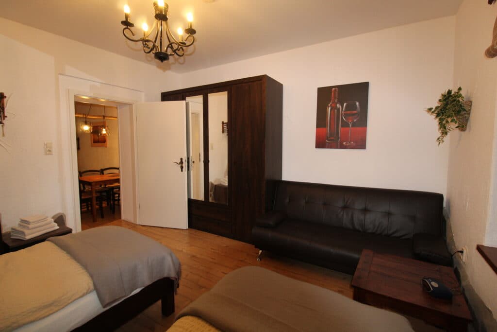 Wohnbereich der Ferienwohnung mit Couch und Essplatz